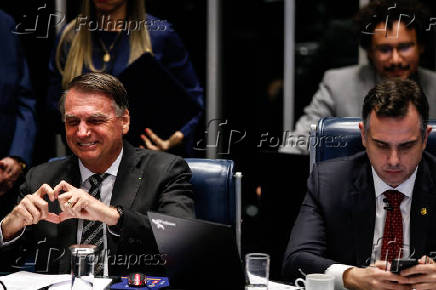 Jair Bolsonaro ao lado do presidente do Senado e do Congresso, Rodrigo Pacheco