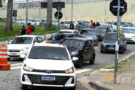 Motoristas enfrentam lentido no acesso para a rodoviria do Tiet