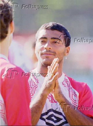 Futebol: o jogador Romario faz gesto