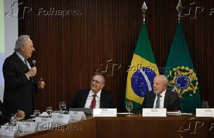 O ministro Lewandowski, o vice-presidente Alckmin e o presidente Lula em reunio