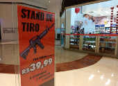 Stand de tiro no shopping SP Market, zona sul da cidade de So Paulo