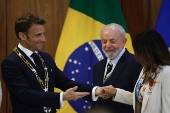O presidente Lula e Emmanuel Macron participam de cerimnia