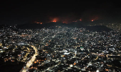 Incendio forestal afecta balneario mexicano de Acapulco