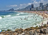 Praia de Copacabana lotada no primeiro dia do ano