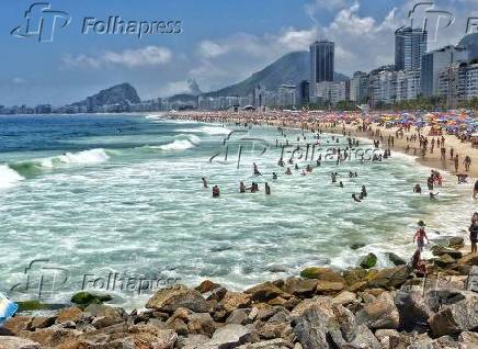 Praia de Copacabana lotada no primeiro dia do ano