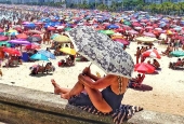 Praia de Copacabana lotada na vspera de feriado de So Sebatio