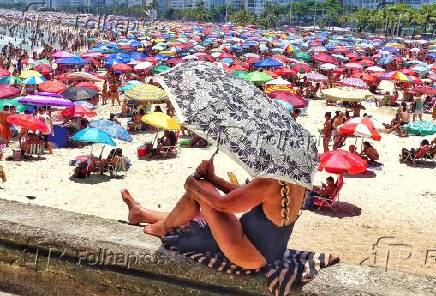 Praia de Copacabana lotada na vspera de feriado de So Sebatio