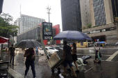 Pedestres enfrentam chuva na Avenida Paulsita, em So Paulo (SP)