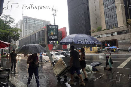 Pedestres enfrentam chuva na Avenida Paulsita, em So Paulo (SP)