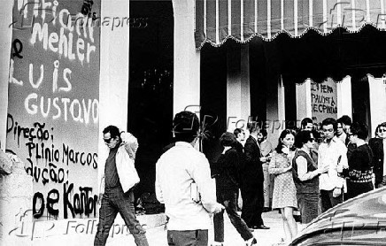 Manifestantes protestam contra invaso