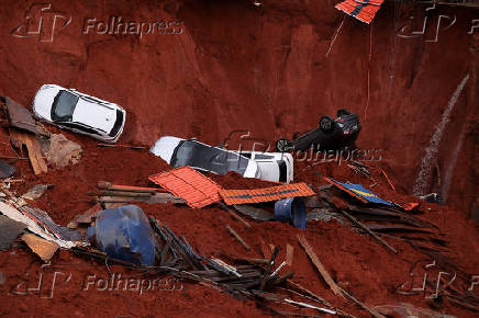 Carros caem em cratera aberta em obra na Asa Sul, em Braslia