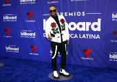 El negro y los diseos clsicos intervenidos dominaron la alfombra de los Latin Billboards