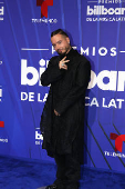 El negro y los diseos clsicos intervenidos dominaron la alfombra de los Latin Billboards