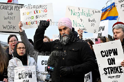 Jagmeet Singh joins striking Canada Post workers on the picket line in Surrey