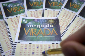 Apostador preenche volante da Mega-Sena da Virada