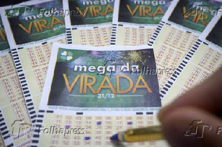 Apostador preenche volante da Mega-Sena da Virada