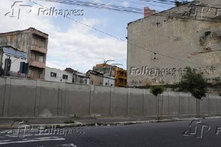 Construo de muro limita o espao na Cracolndia