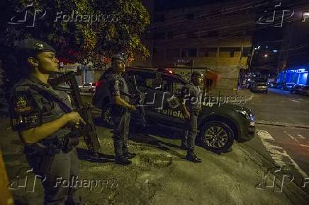 Policiais em rua da favela de Paraispolis