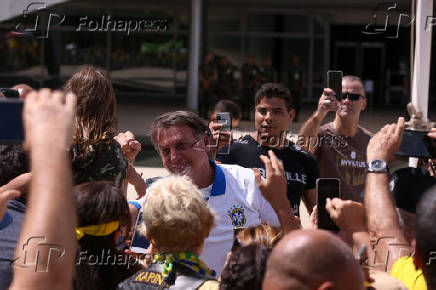 Bolsonaro cumprimenta apoiadores em protesto que critica o Congresso e o STF