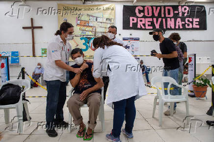Vacinao de moradores de rua com mais de 60 anos no Belenzinho, em SP
