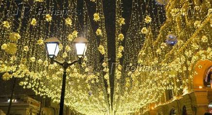 Iluminao de Natal entre as lmpadas de rua, em Moscou, na Rssia