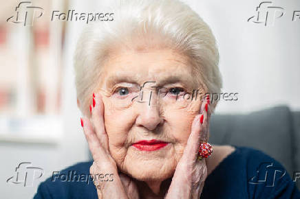 A influenciadora Estelinha Bezerra, 94, em sua casa, em Santo Amaro