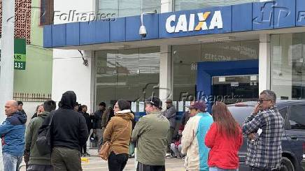 Pessoas formam filas em frente a agncia da Caixa em Porto Alegre