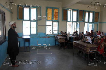 Afghan girls attend primary schools after summary holidays in Kandahar