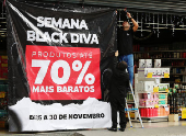 Movimento de consumidores na Black Friday em Curitiba