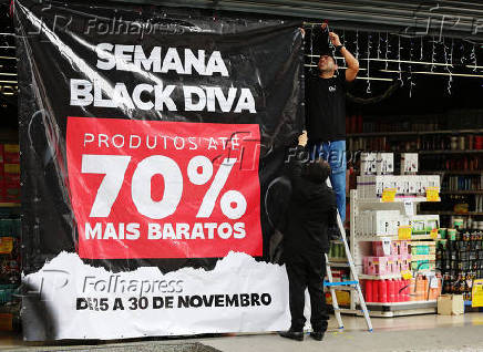 Movimento de consumidores na Black Friday em Curitiba