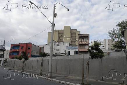 Construo de muro limita o espao na Cracolndia