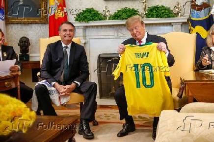 Jair Bolsonaro presenteia Donald Trump com camisa da seleo do brasil de futebol