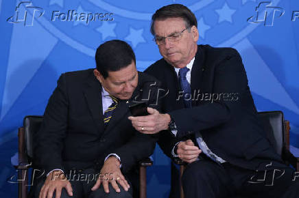 Jair Bolsonaro conversa com o vice, Hamilton Mouro, em evento no Planalto