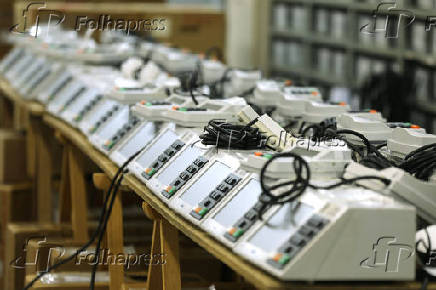 Urnas eletrnicas so preparadas para a votao em SP