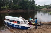 La lancha que recorre ros de la Amazona peruana para cuidar a los nios de la selva