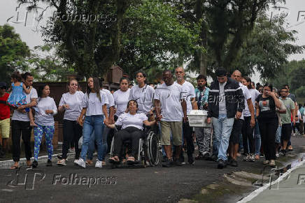 Velrio de Ryan, 4, tem cerco policial e protesto em Santos (SP)