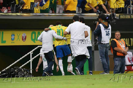 Neymar deixa campo com entorse no tornozelo
