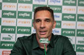 O goleiro Fernando Prass se despede do Palmeiras em coletiva
