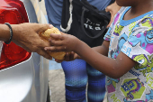 ONG llevan alimentos a caravana que avanza en condiciones precarias en sur de Mxico