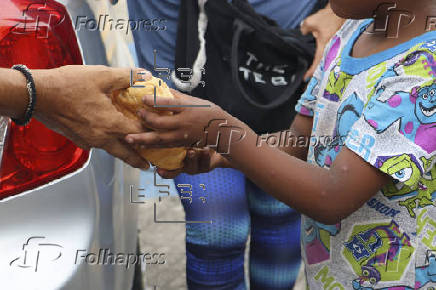 ONG llevan alimentos a caravana que avanza en condiciones precarias en sur de Mxico