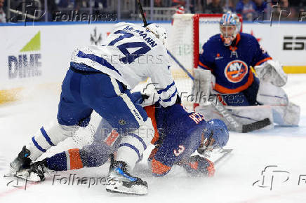 NHL: Toronto Maple Leafs at New York Islanders