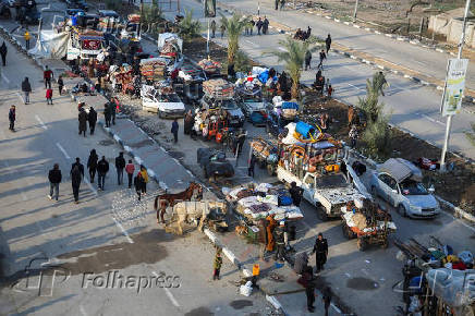 Displaced Palestinians wait to be allowed to return to their homes in northern Gaza, in the central Gaza Strip