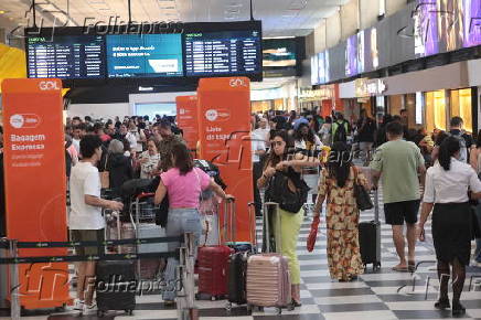 Movimentao intensa de passageiros  no saguo do Aeroporto de Congonhas