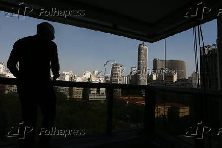 Operrio trabalha em varanda na regio central de So Paulo