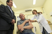 O ex-presidente Lula faz careta apos tomar a vacina anti-gripe