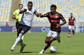  Os jogadores  Marlon Freitas do Botafogo e Bruno Henrique do Flamengo durante Partida