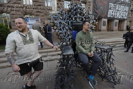 Ukrainian artists install 'Throne of the Winner' sculpture in downtown Kyiv
