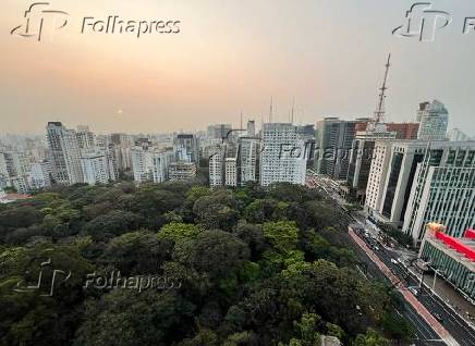 Pr do sol em meio a poluio de So Paulo