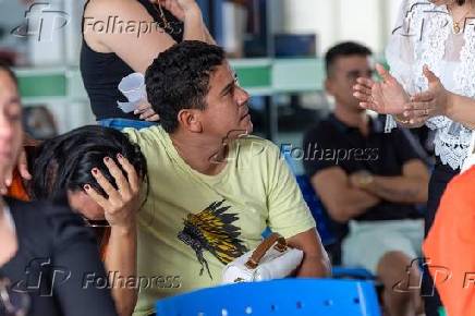 Familiares de vtimas de acidente de nibus em frente ao IML em Macei