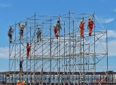 Montagem do palco para as festas de rveillon, nas areias da praia de Copacabana